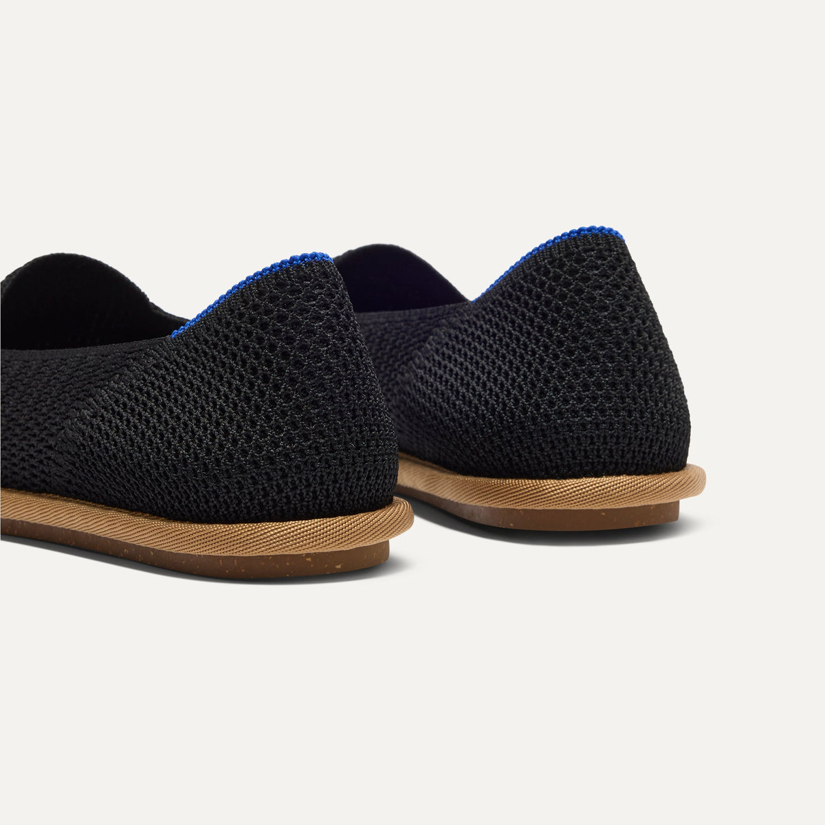 Close up of the heel of The Cruiser Loafer in Black Raffia-Knit, with Rothy's signature blue halo.